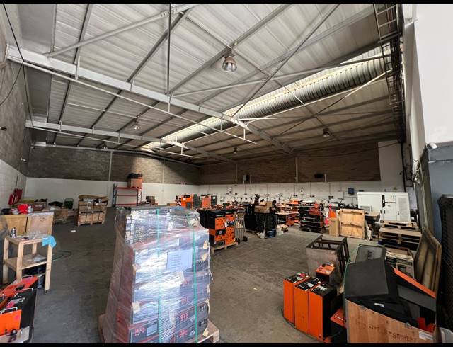 620M² WAREHOUSE TO LET IN LASER PARK